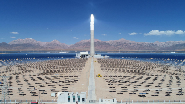 戈壁“追光”鑄就奇跡 浙江援青德令哈光熱電站連續(xù)三年超產(chǎn)，熔鹽塔點亮高原“金山銀山”